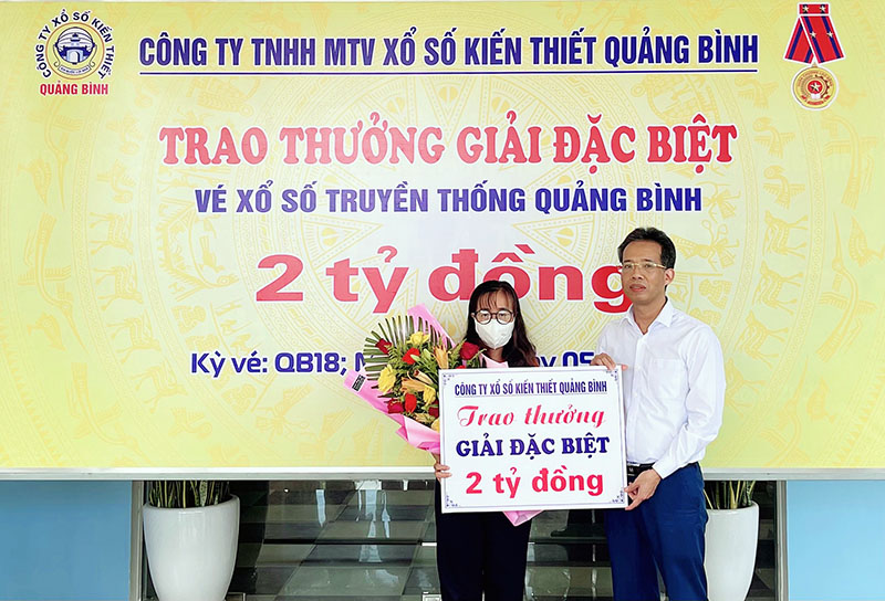 images732627_dt12-192960 Trao tận tay 2 tỷ đồng cho khách hàng trúng thưởng lớn xổ số đặc biệt Xổ Số 